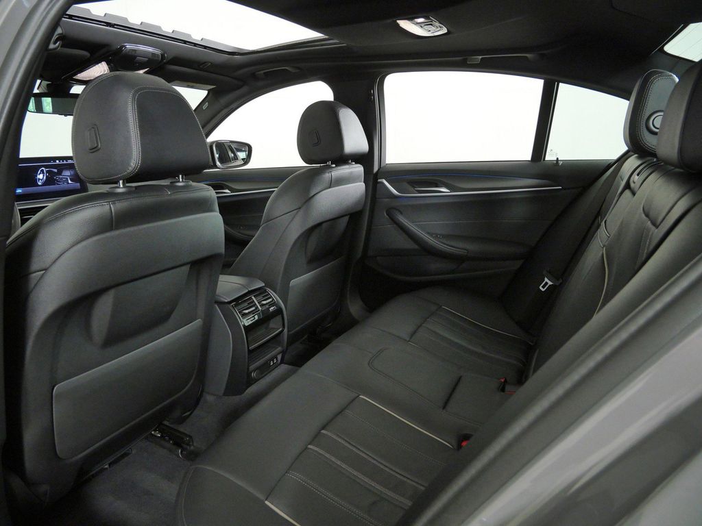 Thumbnail: 2022 BMW 5 Series - 36