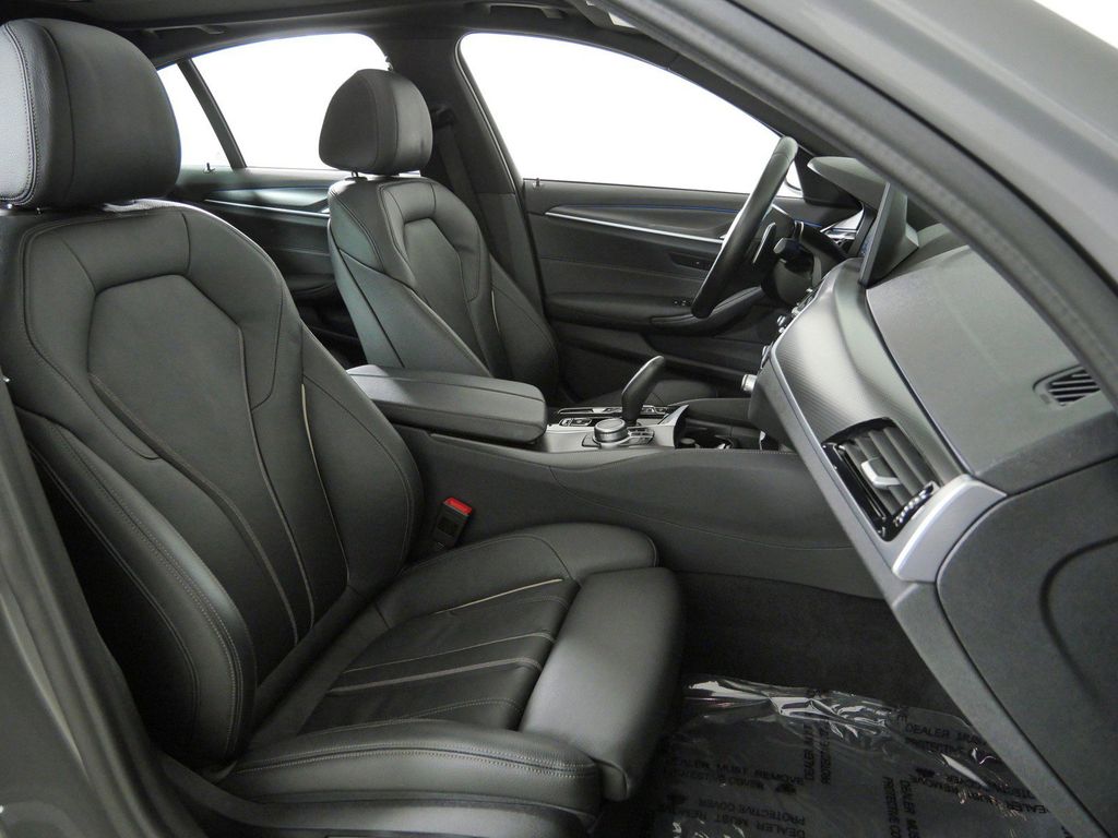 Thumbnail: 2022 BMW 5 Series - 10