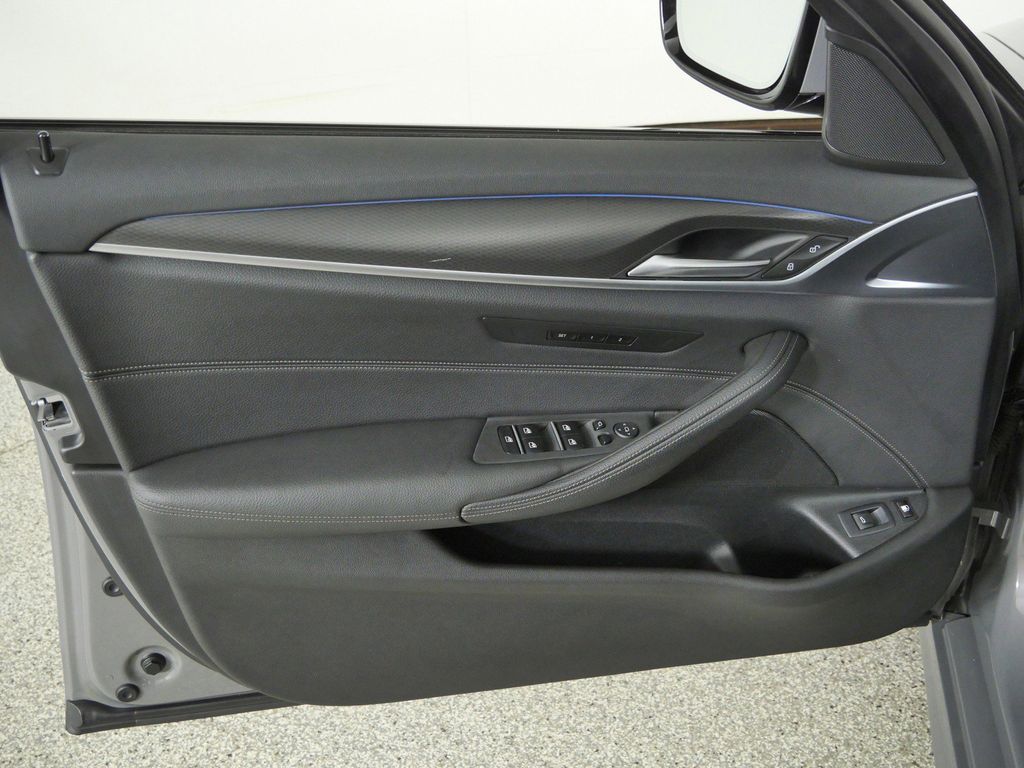 Thumbnail: 2022 BMW 5 Series - 38