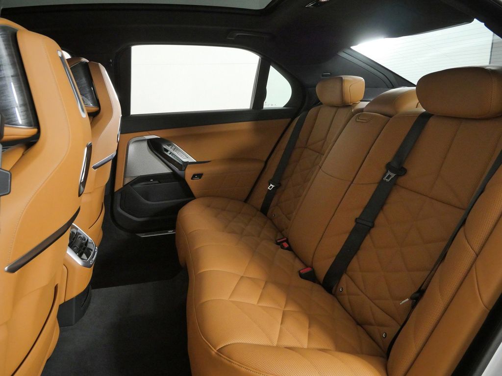 Thumbnail: 2024 BMW 7 Series - 38