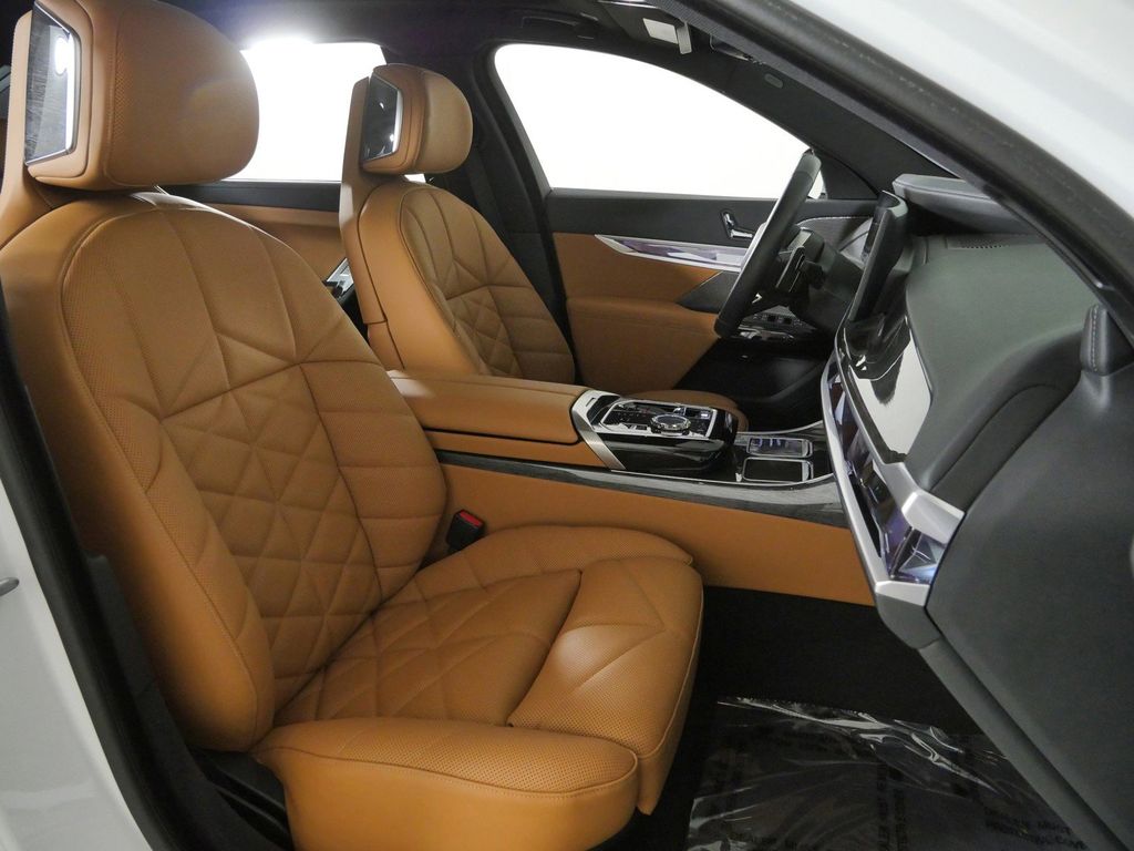 Thumbnail: 2024 BMW 7 Series - 10