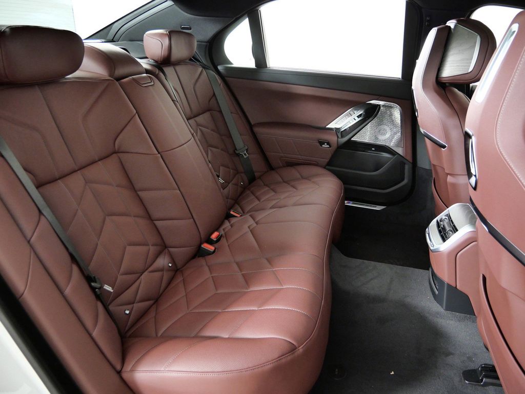 Thumbnail: 2026 BMW 7 Series - 33