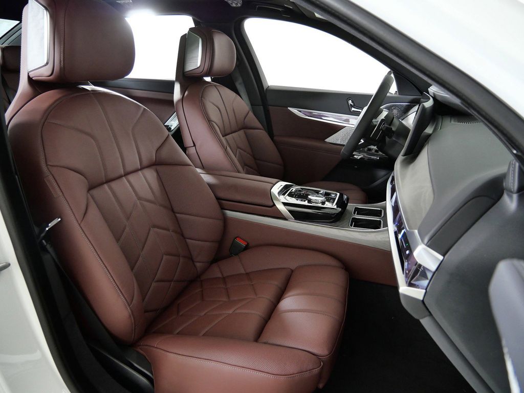 Thumbnail: 2026 BMW 7 Series - 10