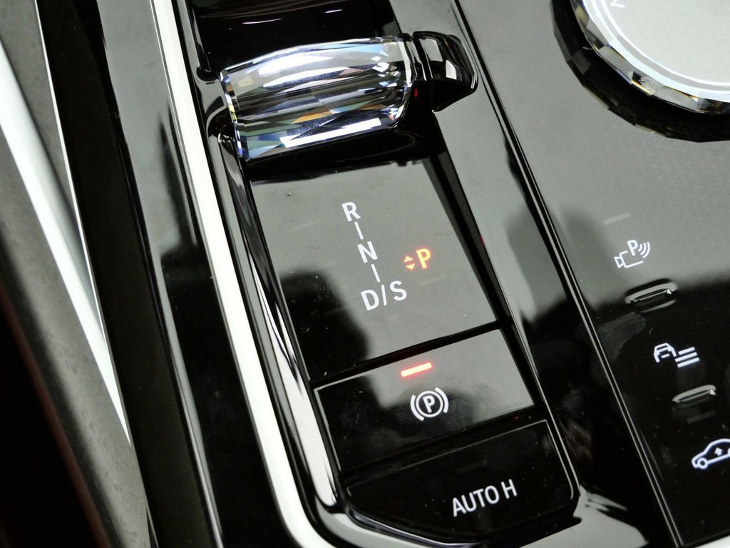 Thumbnail: 2026 BMW 7 Series - 13