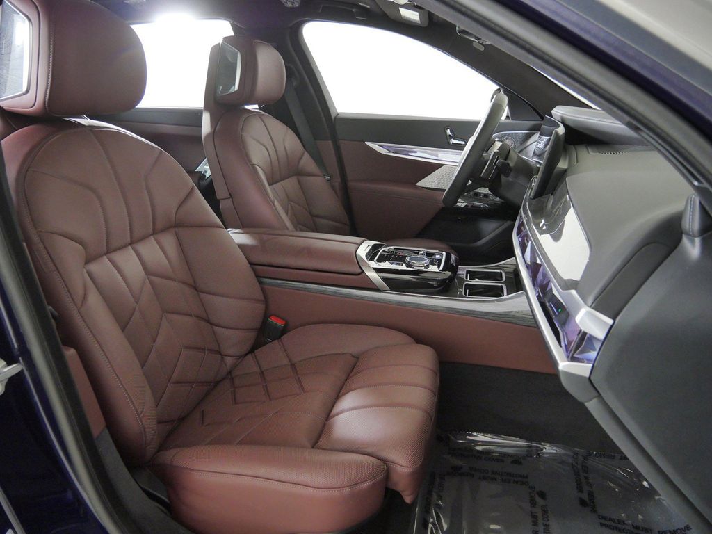 Thumbnail: 2023 BMW 7 Series - 10