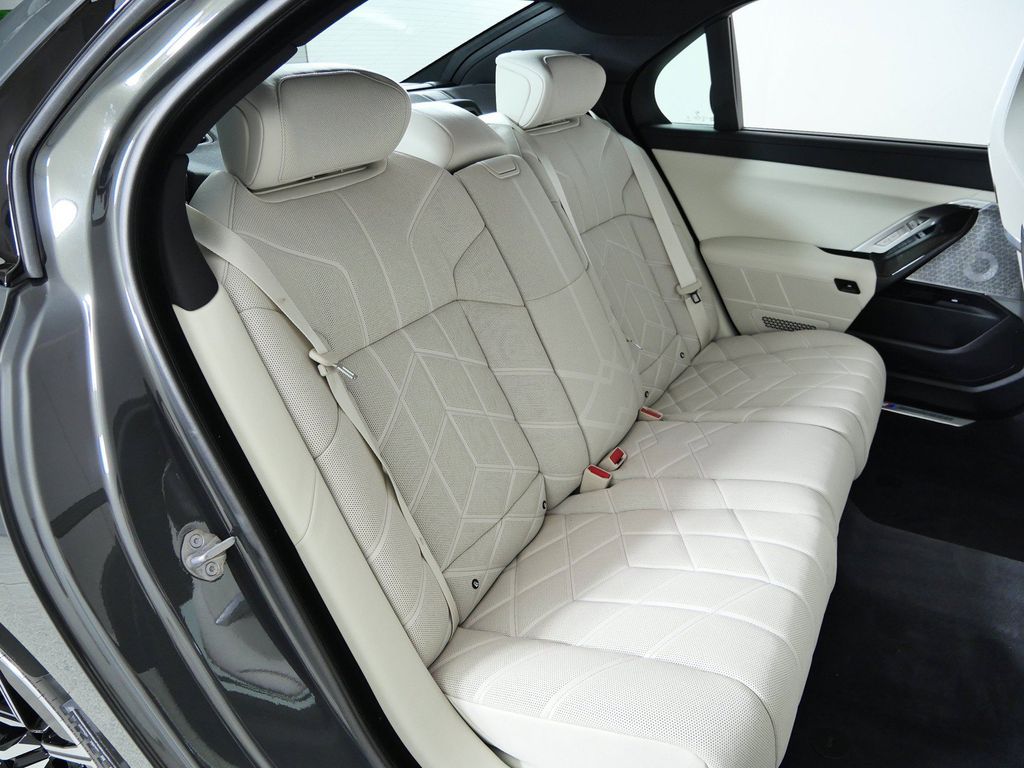 Thumbnail: 2024 BMW 7 Series - 31