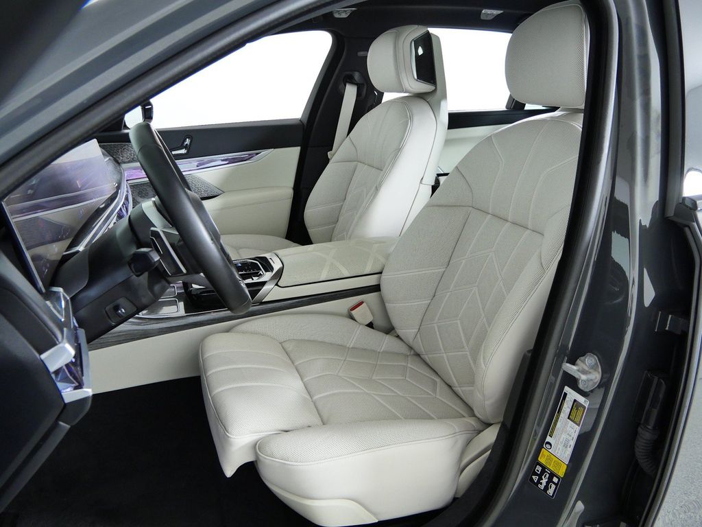 Thumbnail: 2024 BMW 7 Series - 36