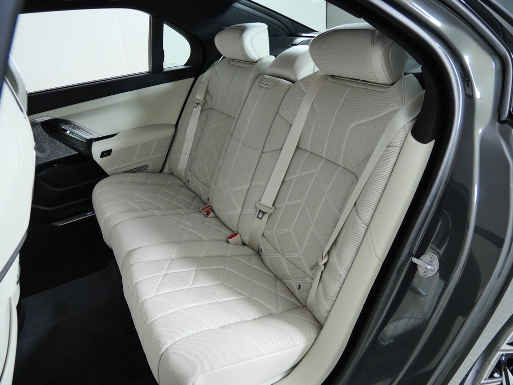 Thumbnail: 2024 BMW 7 Series - 34