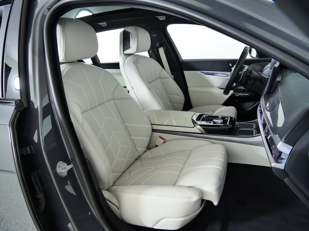 Thumbnail: 2024 BMW 7 Series - 10