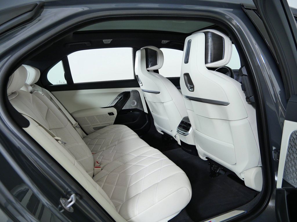 Thumbnail: 2024 BMW 7 Series - 11