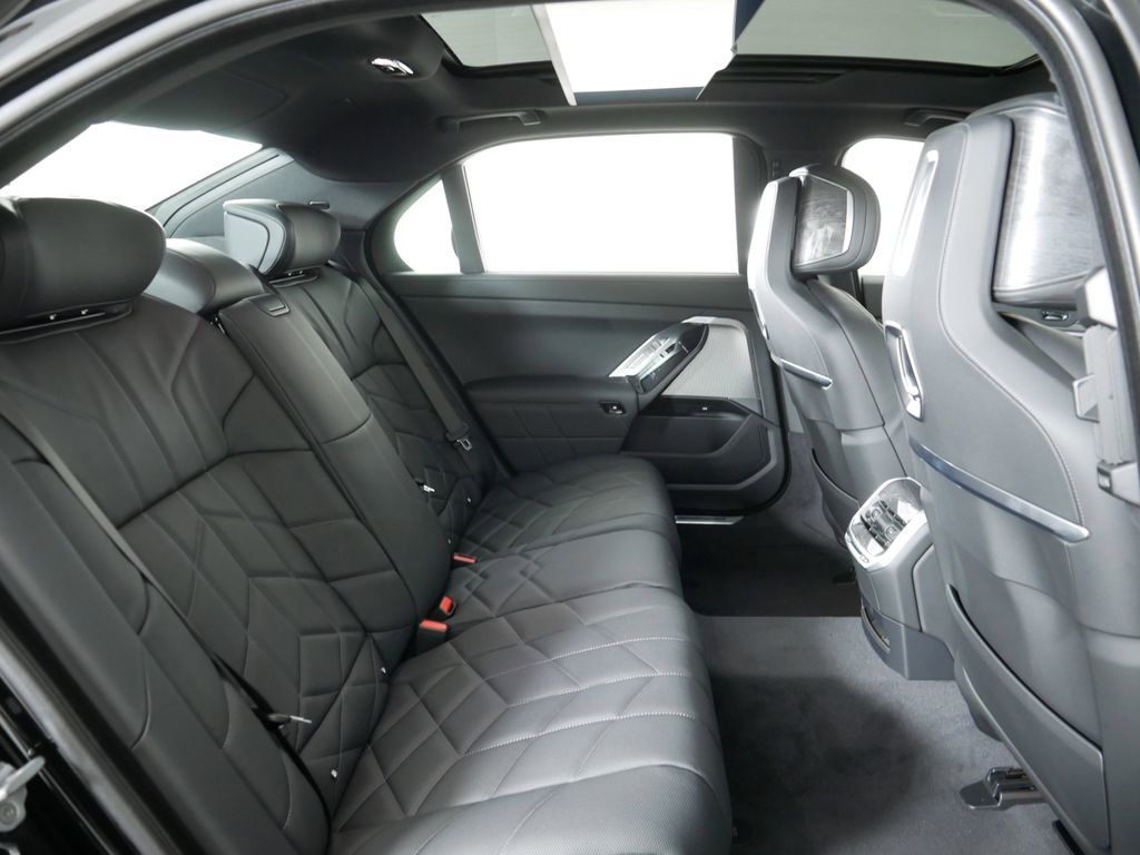 Thumbnail: 2025 BMW 7 Series - 32