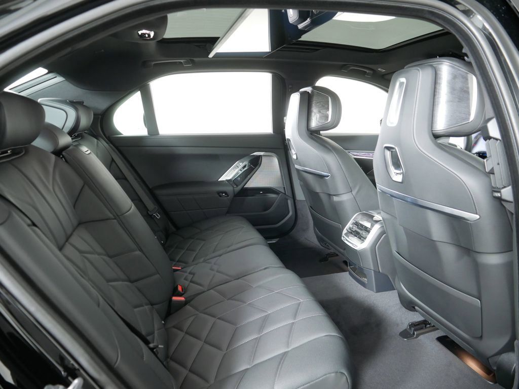 Thumbnail: 2025 BMW 7 Series - 11