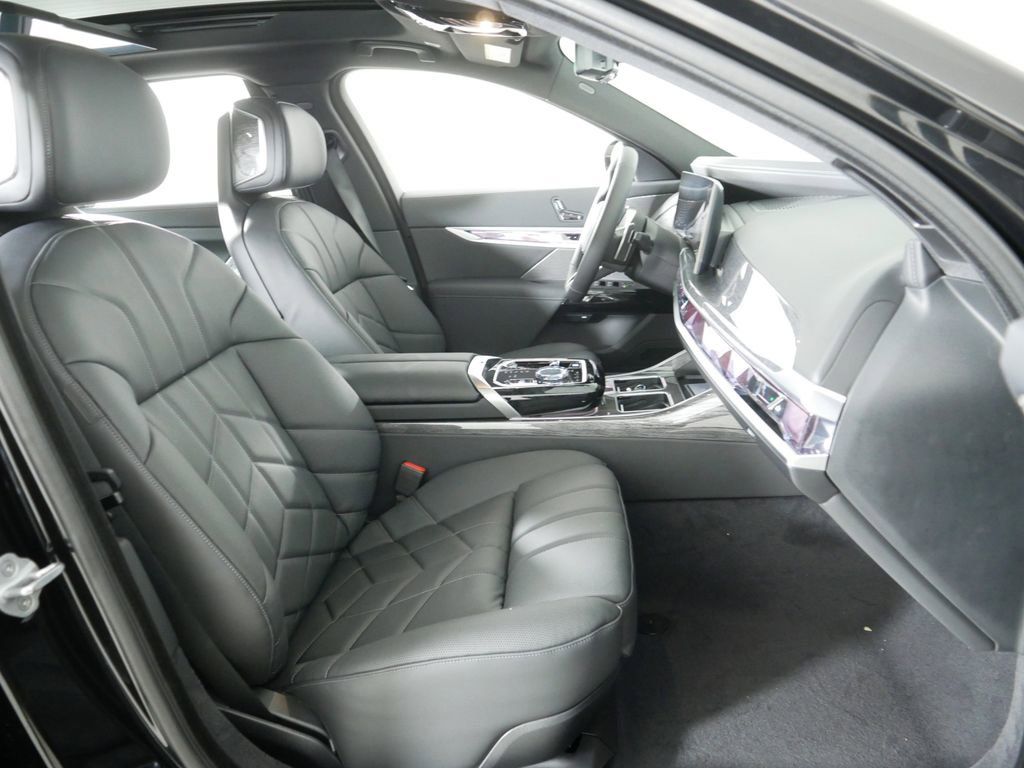 Thumbnail: 2025 BMW 7 Series - 10