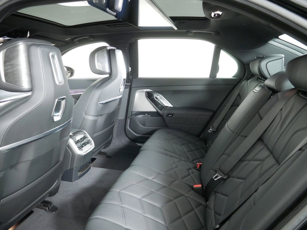 Thumbnail: 2025 BMW 7 Series - 34