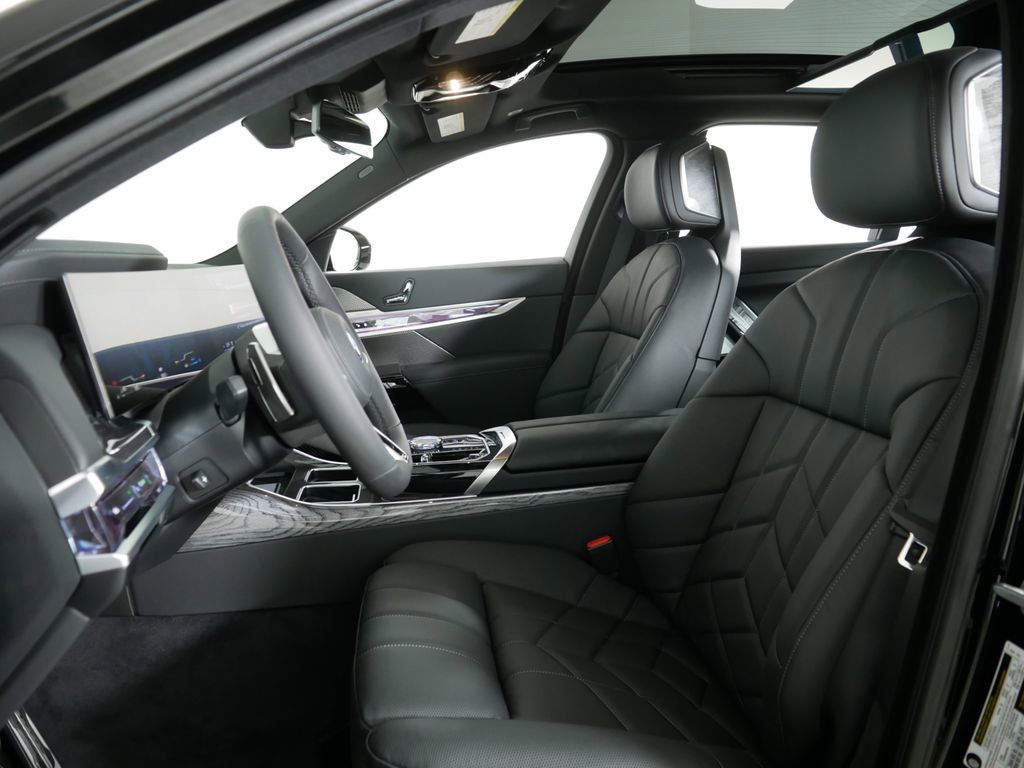 Thumbnail: 2025 BMW 7 Series - 38