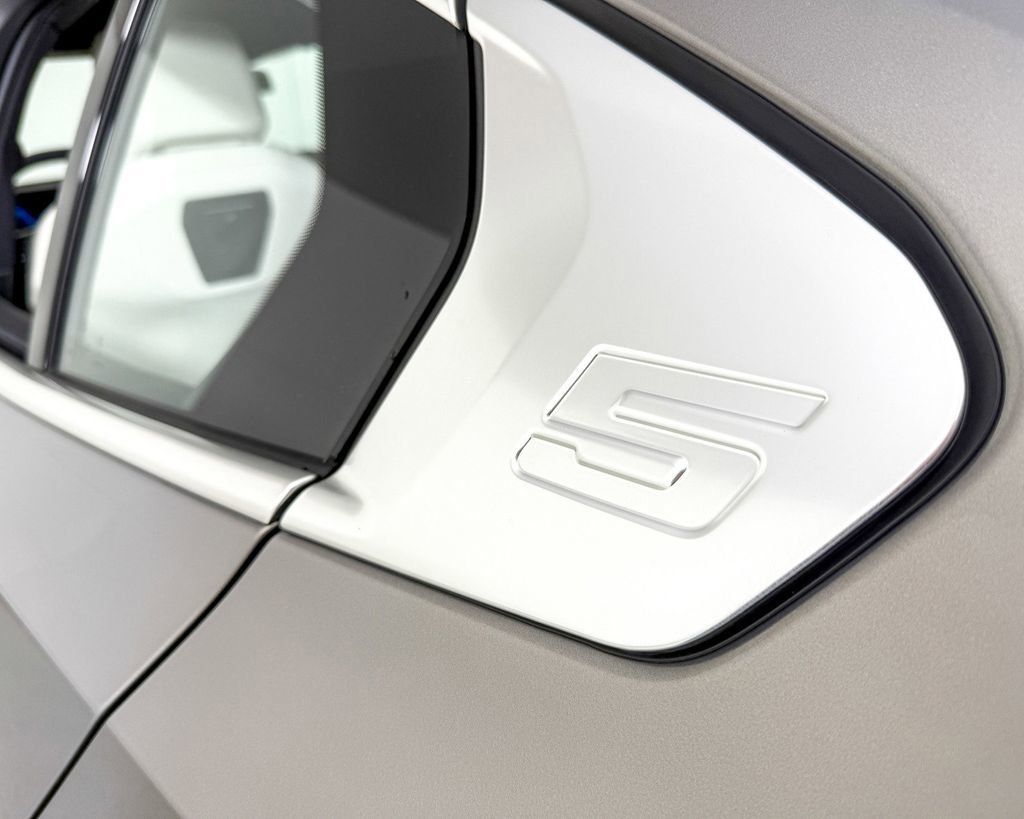 Thumbnail: 2025 BMW 5 Series - 32