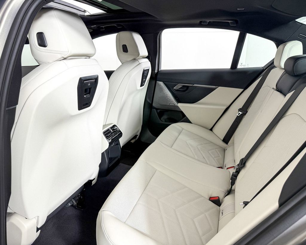 Thumbnail: 2025 BMW 5 Series - 33