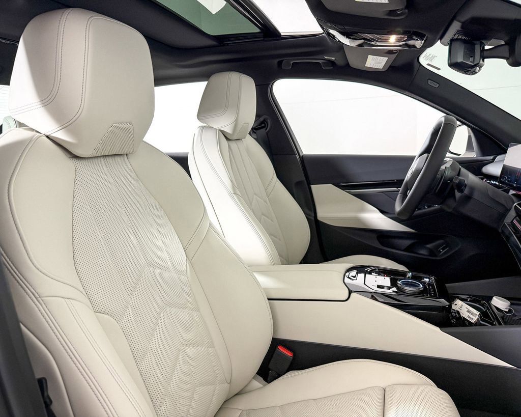 Thumbnail: 2025 BMW 5 Series - 10