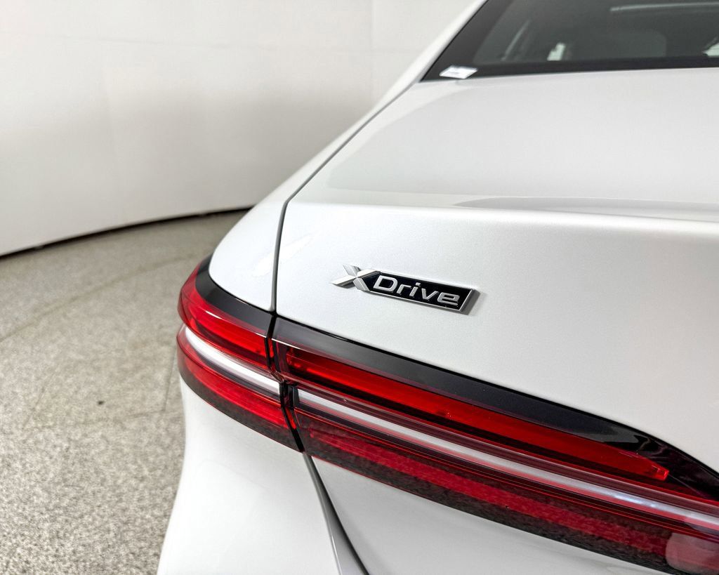 Thumbnail: 2025 BMW 5 Series - 23