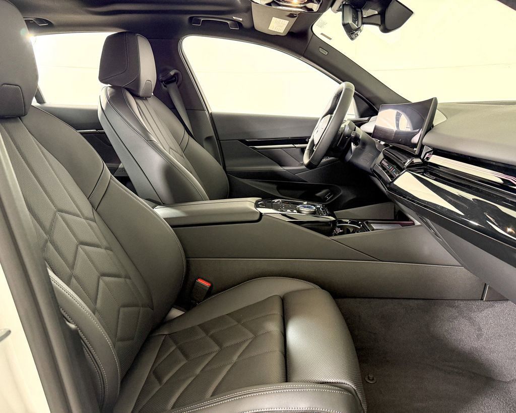 Thumbnail: 2025 BMW 5 Series - 11