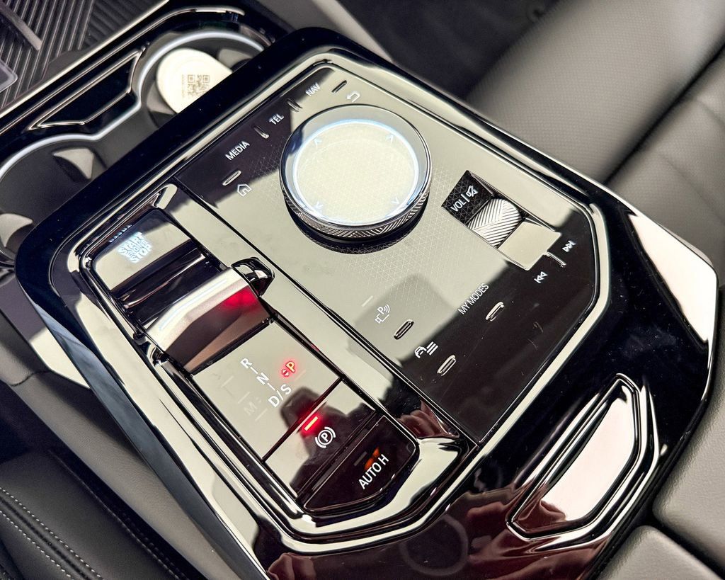 Thumbnail: 2025 BMW 5 Series - 14