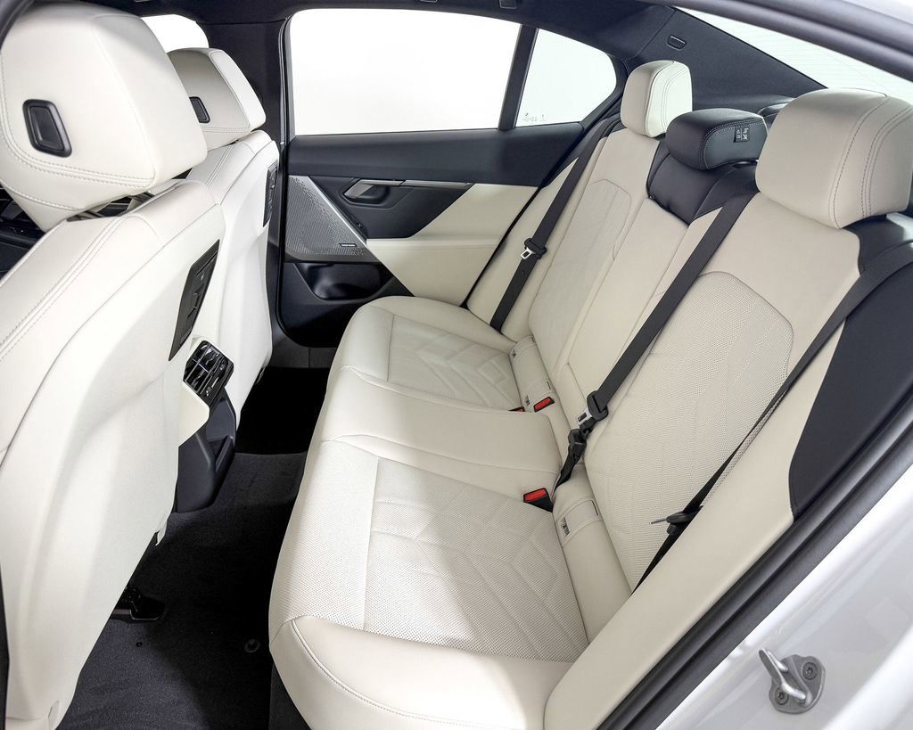 Thumbnail: 2025 BMW 5 Series - 34