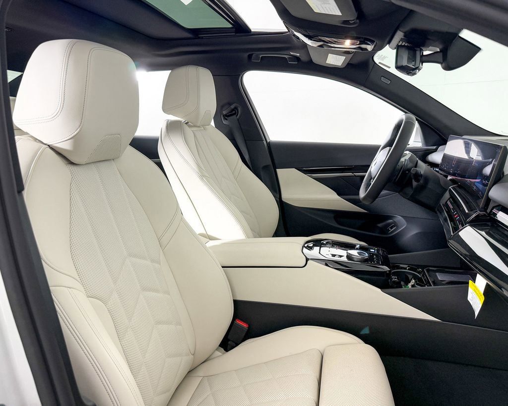 Thumbnail: 2025 BMW 5 Series - 10