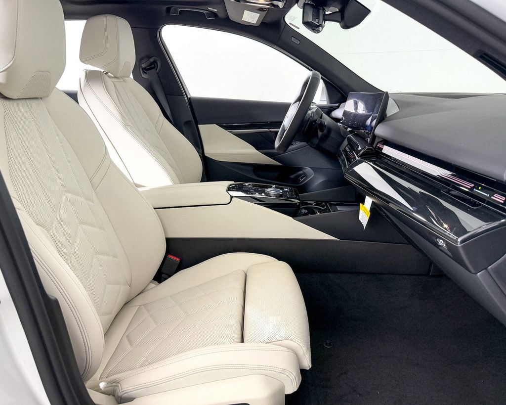 Thumbnail: 2025 BMW 5 Series - 11