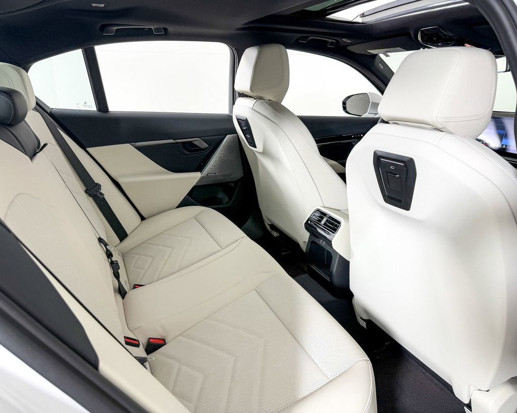 Thumbnail: 2025 BMW 5 Series - 12