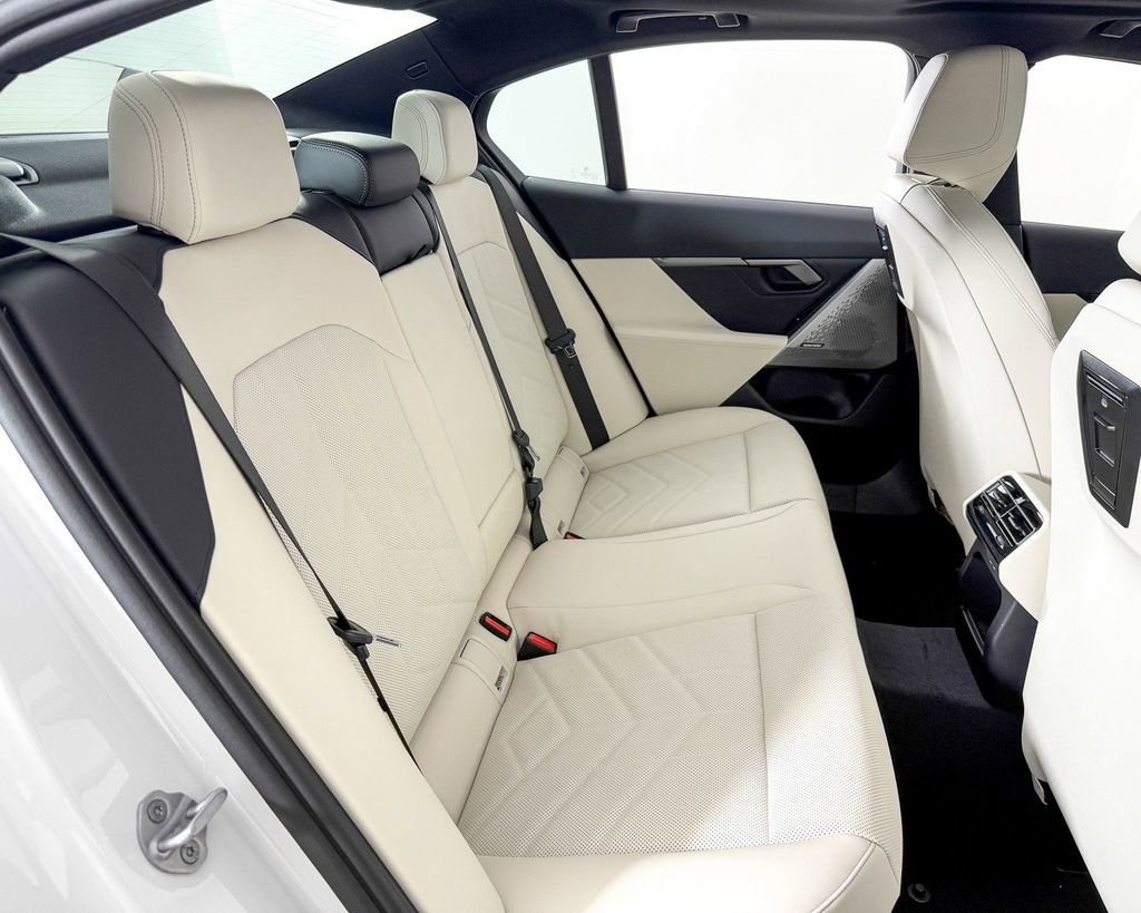 Thumbnail: 2025 BMW 5 Series - 31