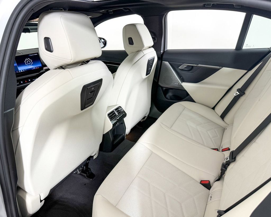 Thumbnail: 2025 BMW 5 Series - 33