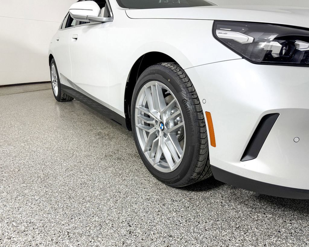 Thumbnail: 2025 BMW 5 Series - 8