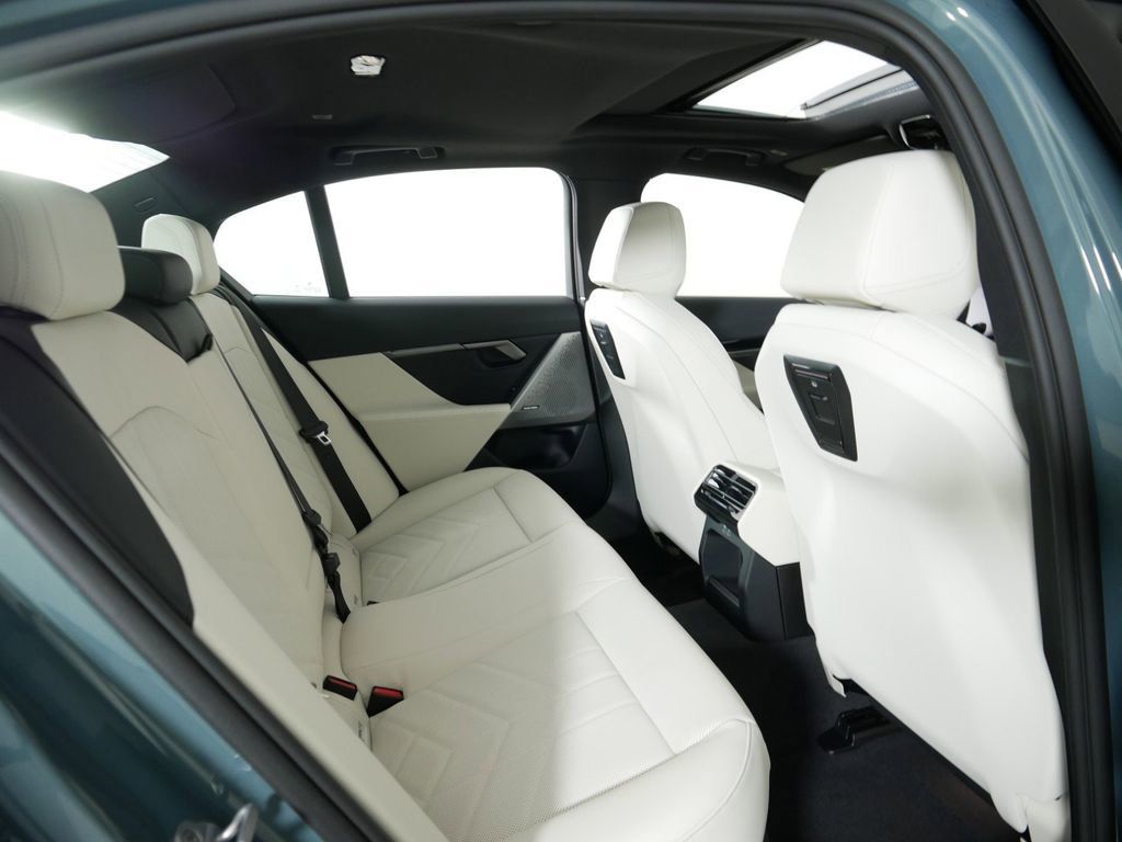 Thumbnail: 2025 BMW 5 Series - 11