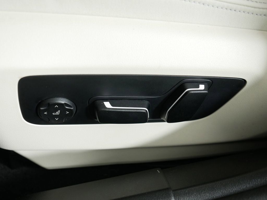 Thumbnail: 2025 BMW 5 Series - 39