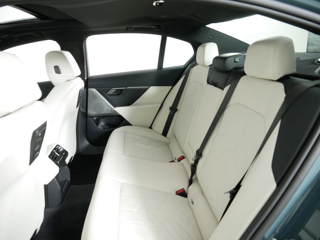 Thumbnail: 2025 BMW 5 Series - 33