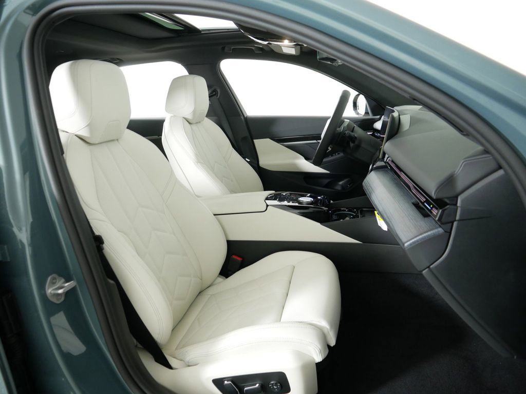 Thumbnail: 2025 BMW 5 Series - 10