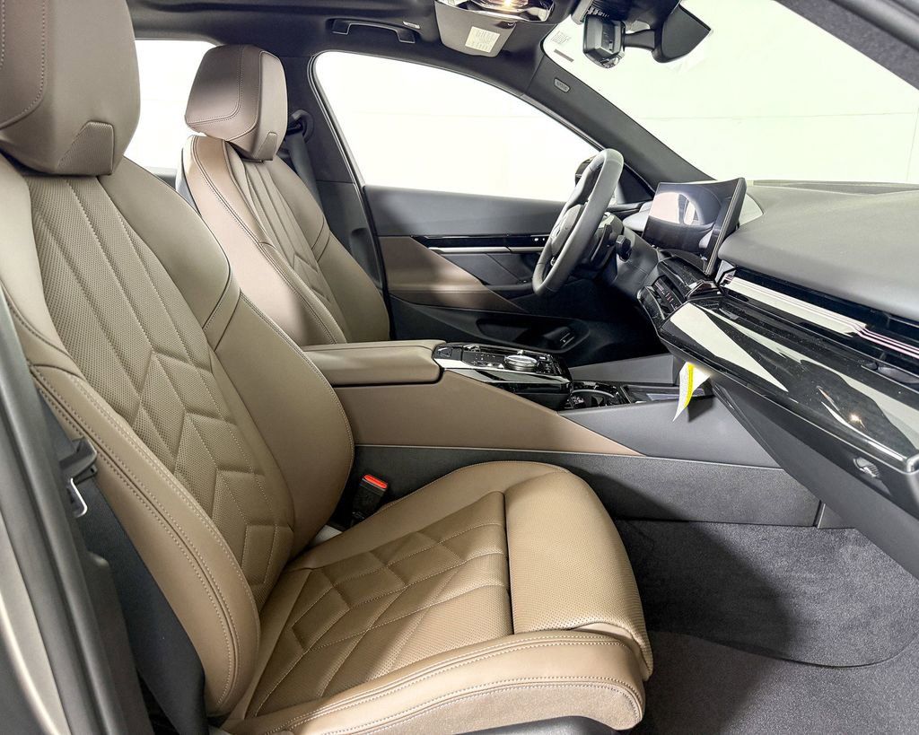 Thumbnail: 2025 BMW 5 Series - 11