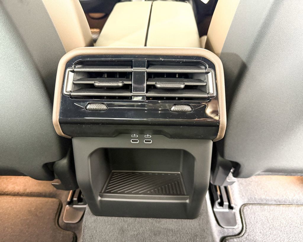 Thumbnail: 2025 BMW 5 Series - 32