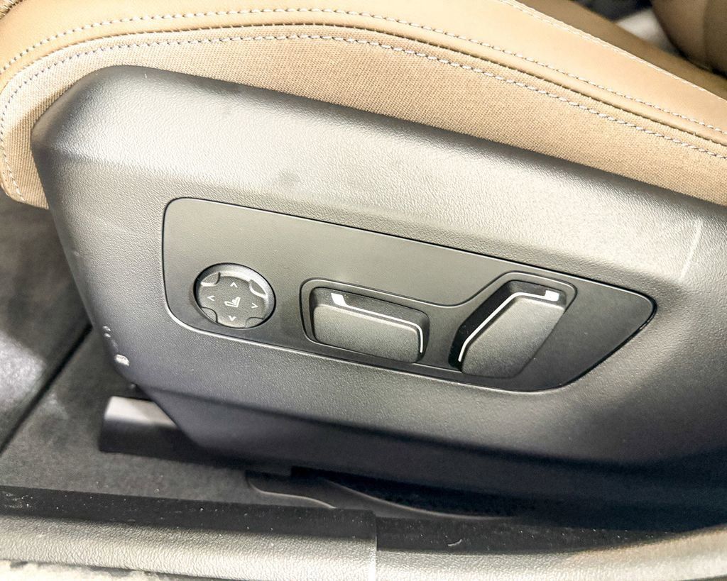 Thumbnail: 2025 BMW 5 Series - 38