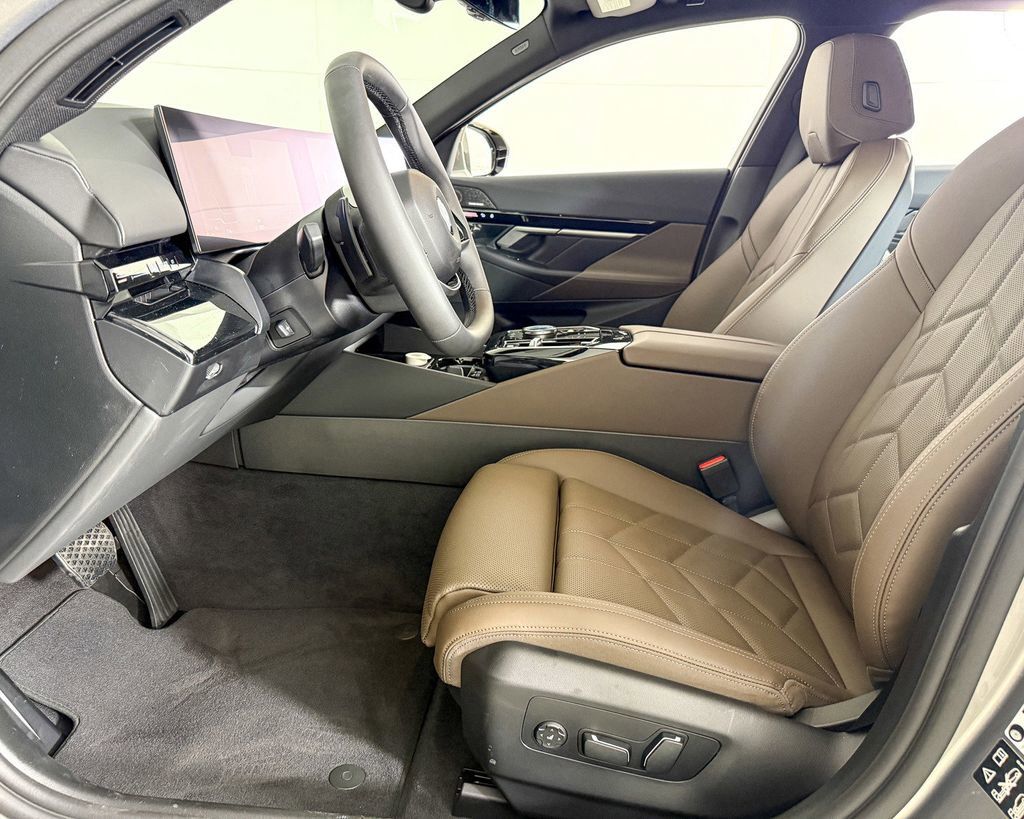 Thumbnail: 2025 BMW 5 Series - 36