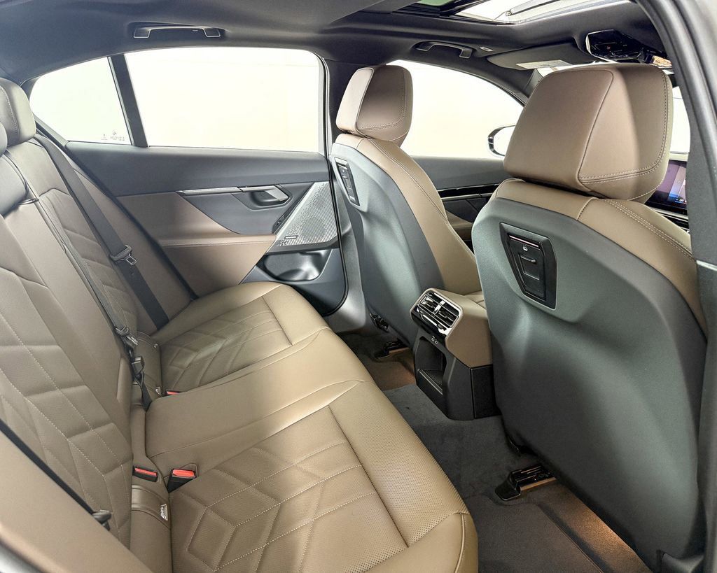 Thumbnail: 2025 BMW 5 Series - 12