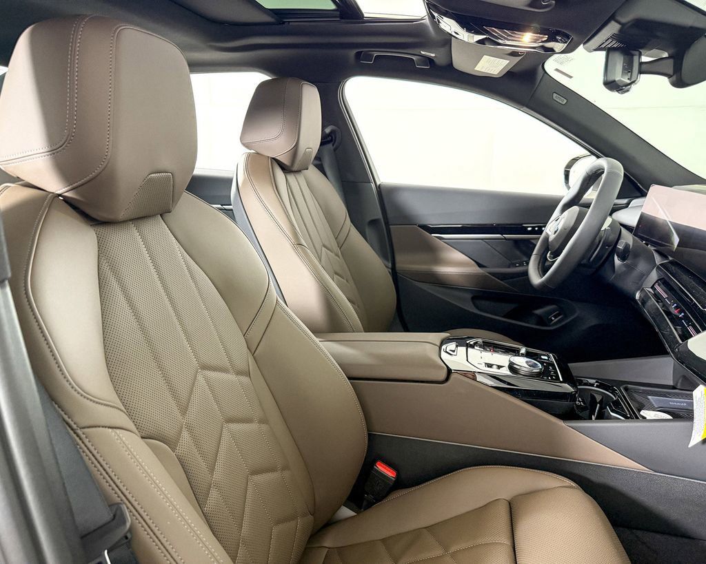 Thumbnail: 2025 BMW 5 Series - 10