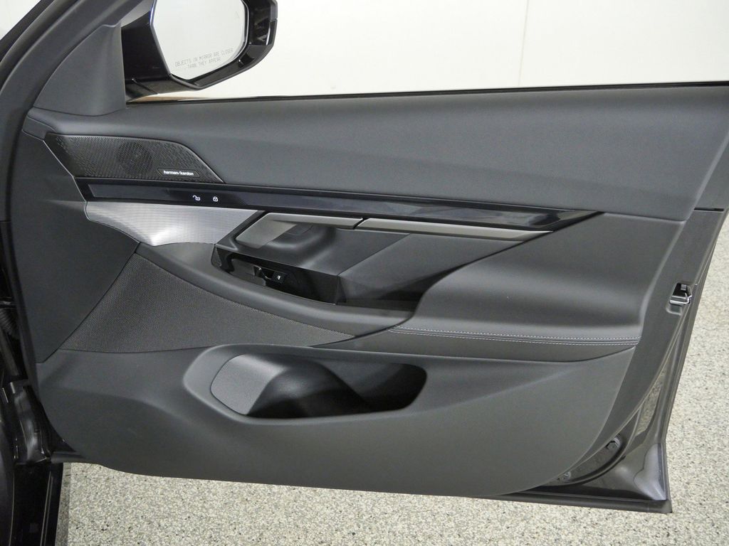 Thumbnail: 2026 BMW 5 Series - 30
