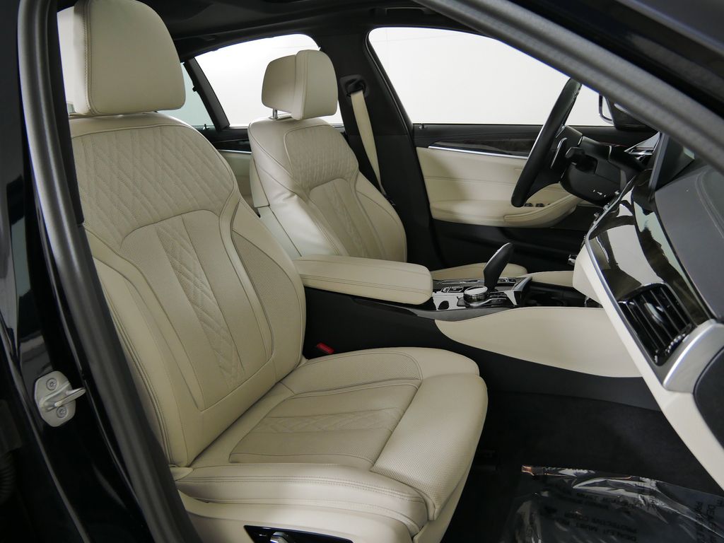 Thumbnail: 2023 BMW 5 Series - 10