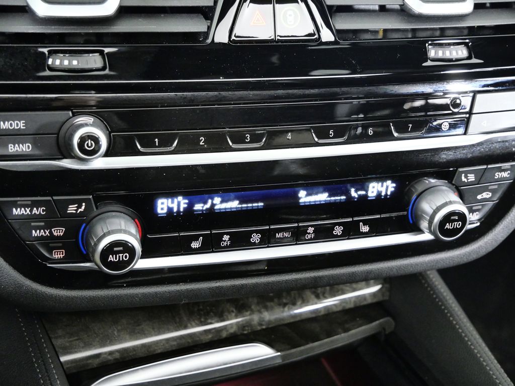 Thumbnail: 2023 BMW 5 Series - 45