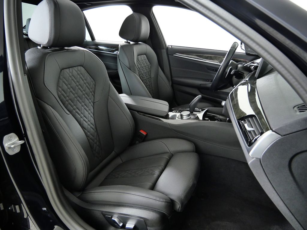 Thumbnail: 2023 BMW 5 Series - 10