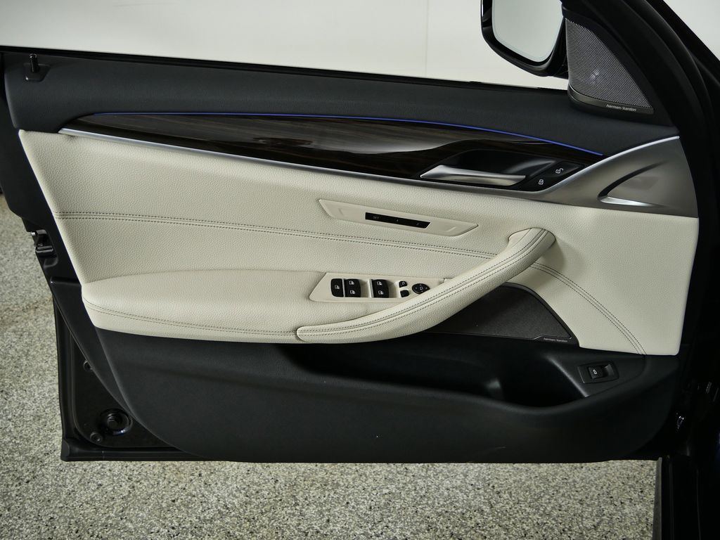 Thumbnail: 2021 BMW 5 Series - 36