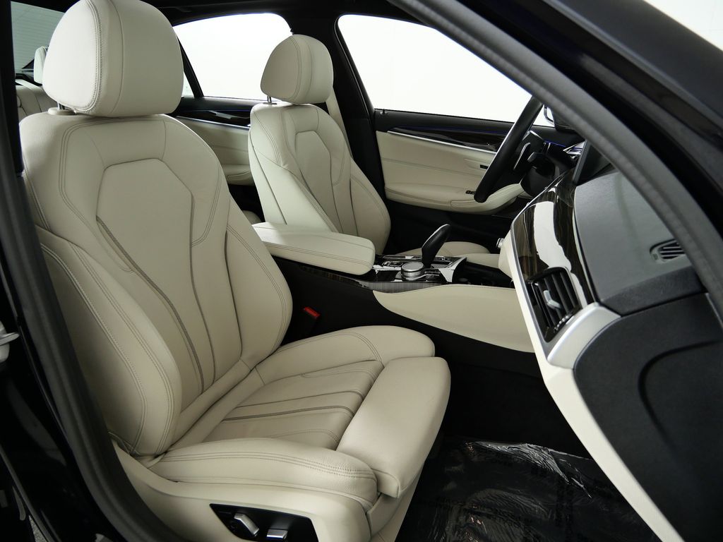 Thumbnail: 2021 BMW 5 Series - 10