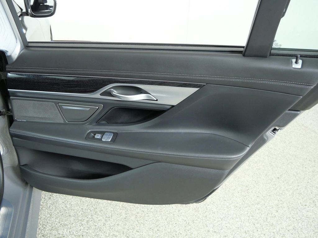Thumbnail: 2021 BMW 7 Series - 25