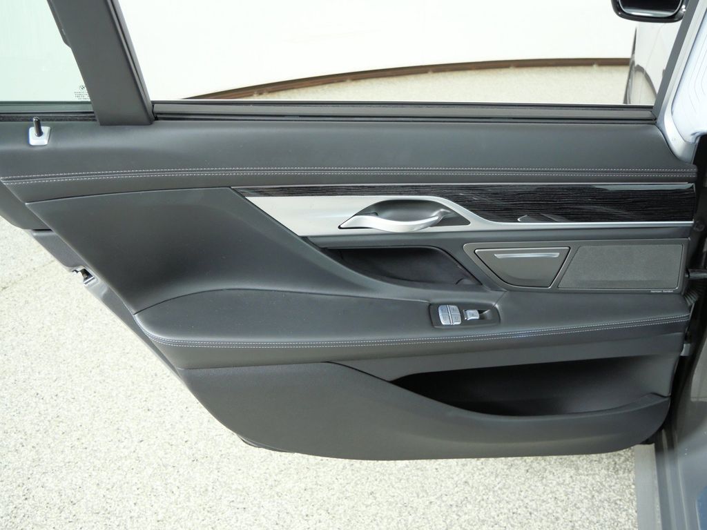 Thumbnail: 2021 BMW 7 Series - 28